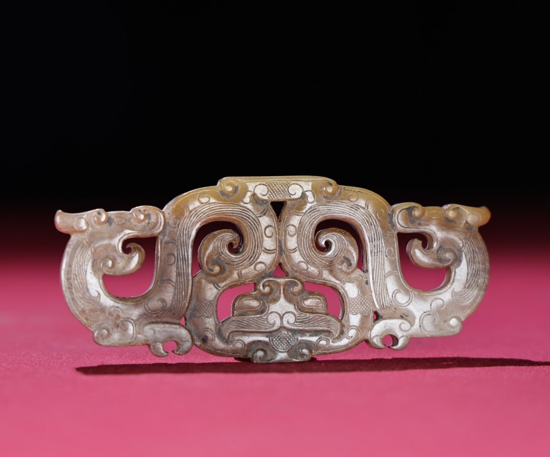 An Exquisite Hotan Jade Dragon Pendant: An Exquisite Hotan Jade Dragon Pendant,Han Dynasty, China,Size:3.7inx1.6inx0.2in,Weight:37g 和田玉龙佩,中国汉代