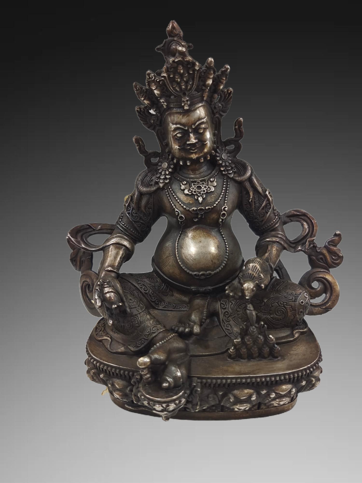 An Exquisite Silver Gilded Copper Buddha statue Ornament: An Exquisite Silver Gilded Copper Buddha statue Ornament,Qing Dynasty, China,Size:8.1inx6.3in,Weight:1138g 铜鎏银佛像摆件,中国清代