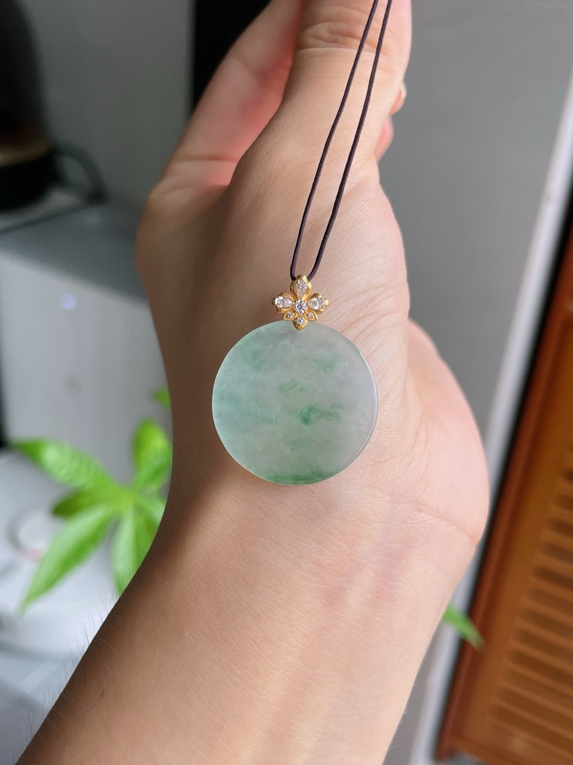 An Exquisite 18K Gold Inlaid Jadeite Pendant: An Exquisite 18K Gold Inlaid Jadeite Pendant,Size:0.9inx0.1in 18k金镶冰种飘花无事圆牌