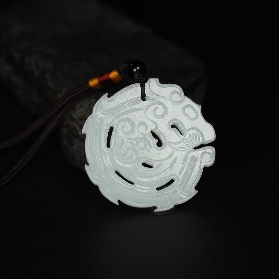 An Exquisite Hotan Jade Dragon Pattern pendant: An Exquisite Hotan Jade Dragon Pattern pendant,Qing Dynasty, China,Size:2inx0.2in,Weight:34.2g 和田玉龙佩,中国清代