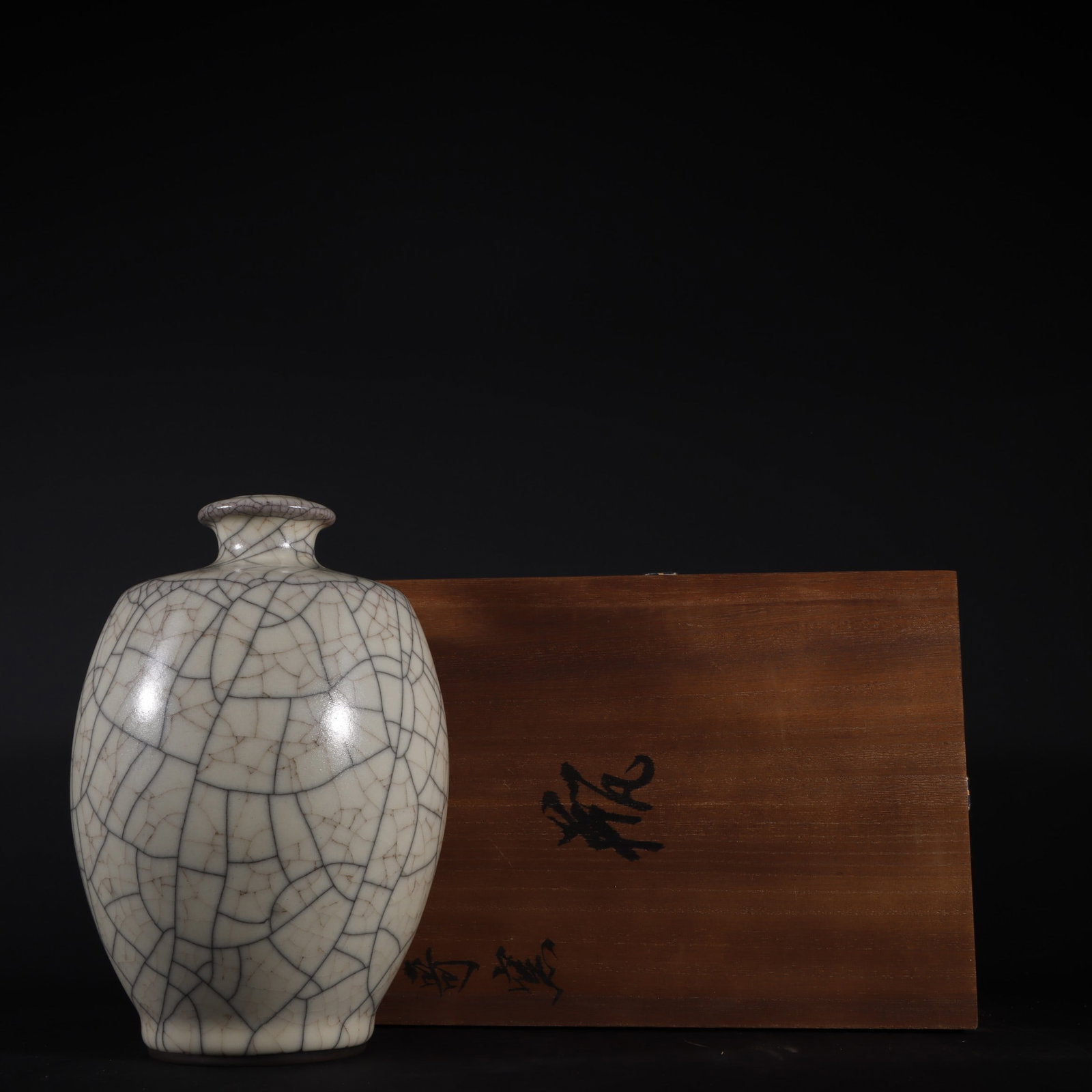 An Exquisite Ge Kiln Ice Crackle Pattern Vase: An Exquisite Ge Kiln Ice Crackle Pattern Vase,Song Dynasty, China,Size:8inx5.5in 哥窑冰片纹瓶,中国宋代