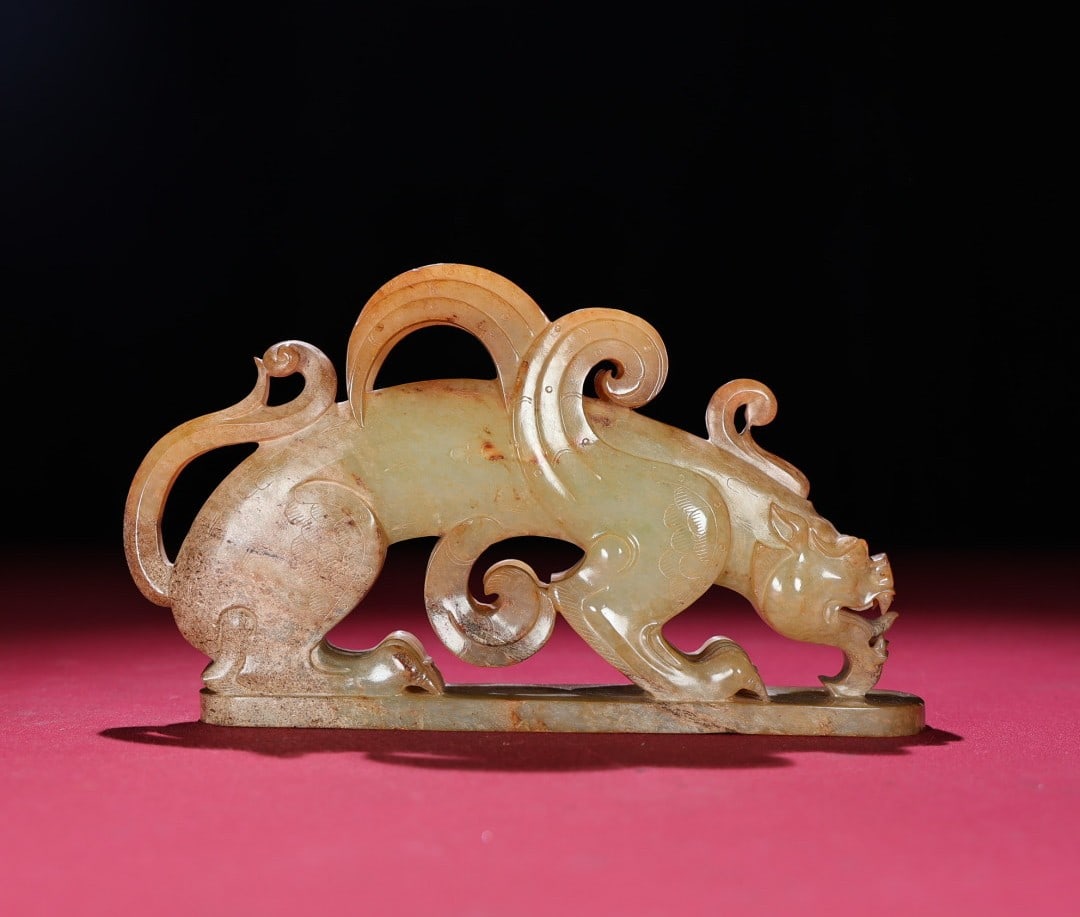An Exquisite Hotan Jade Animal Shaped Brush Holder: An Exquisite Hotan Jade Animal Shaped Brush Holder,Han Dynasty, China,Size:7.3inx4inx1.2in,Weight:539g 和田玉兽形笔架,中国汉代