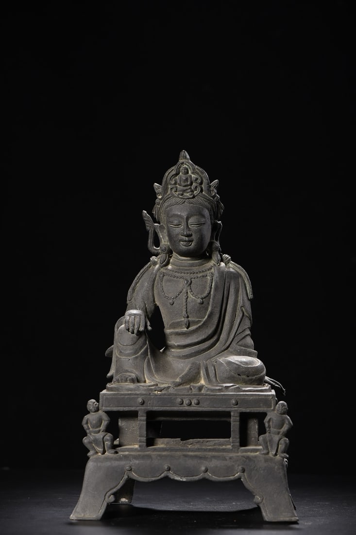 An Exquisite Coppery Statue of Avalokitesvara Ornament: An Exquisite Coppery Statue of Avalokitesvara Ornament,Ming Dynasty, China,Size:12.2inx7.5inx5.1in,Weight:4010g 紫铜观音摆件,中国明代