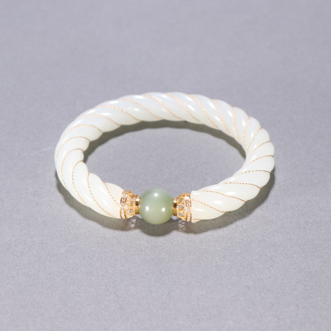 An Exquisite Hotan Jade Bracelets: An Exquisite Hotan Jade Bracelets,Qing Dynasty, China,Size:2.3inx0.4in,Weight:50g 和田玉手镯,中国清代