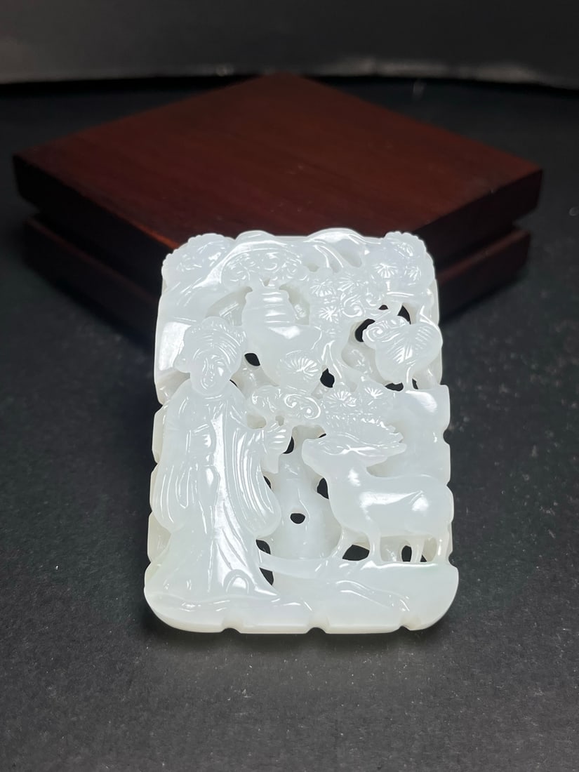 An Exquisite Hotan Jade Deer pendant: An Exquisite Hotan Jade Deer pendant,Qing Dynasty, China,Size:1.8inx0.4inx2.5in,Weight:53g 和田玉鹿玉佩,中国清代