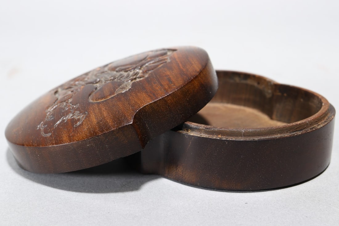 An Exquisite Redwood Figures Pattern Box - 5