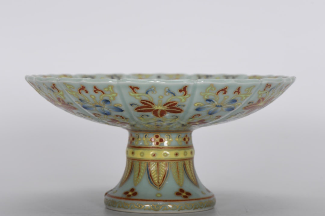 An Exquisite Enamel Painted Gold Flower Pattern Plate: An Exquisite Enamel Painted Gold Flower Pattern Plate,Qing Dynasty, China,Qianlong Six-character Mark,Size:2.8inx5.9inx2.4in