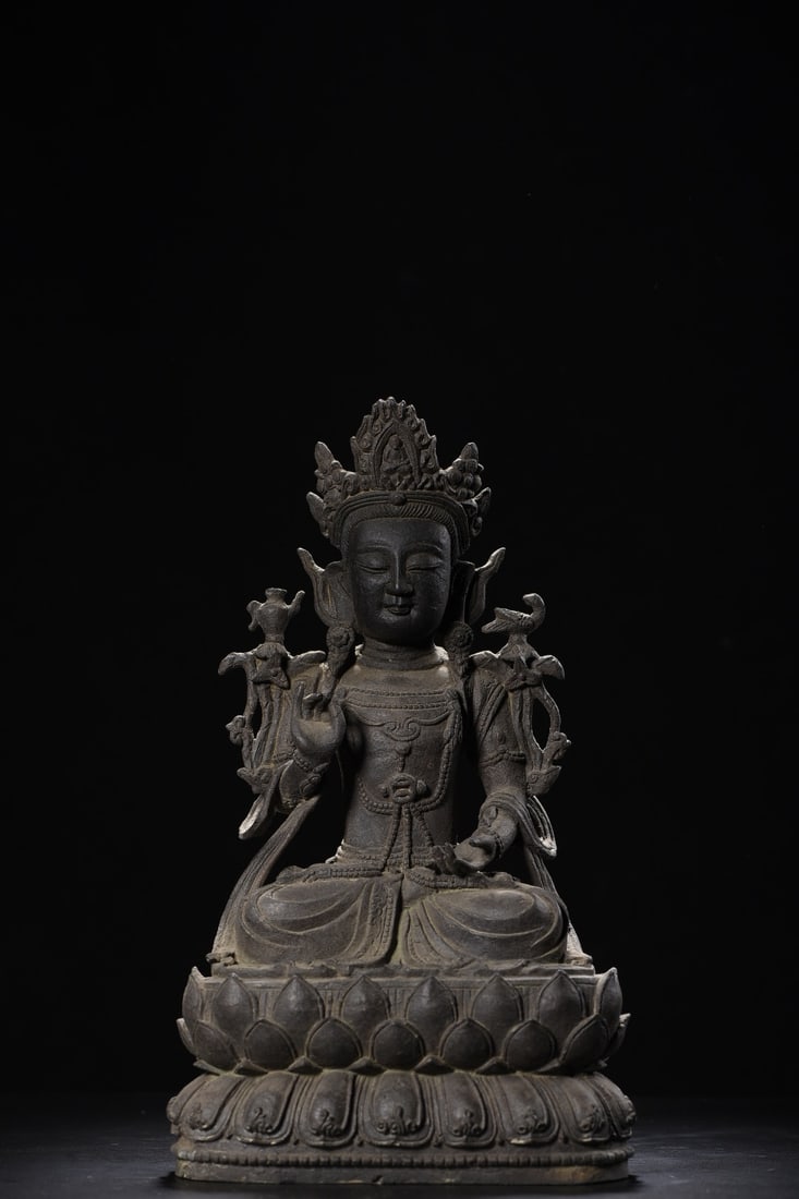 An Exquisite Coppery Statue of Avalokitesvara Ornament: An Exquisite Coppery Statue of Avalokitesvara Ornament,Ming Dynasty, China,Size:12.2inx7.1inx5.5in,Weight:4430g 紫铜观音摆件,中国明代