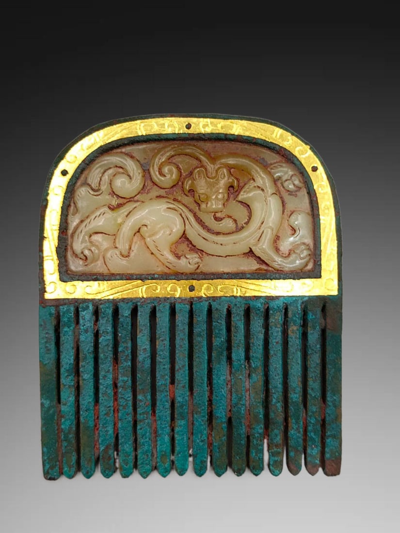 An Exquisite Bronze Gold and Silver-Inlaid Comb: An Exquisite Bronze Gold and Silver-Inlaid Comb,Han Dynasty, China,Size:3.3inx2.9in,Weight:g 青铜错金银镶玉梳,中国汉代