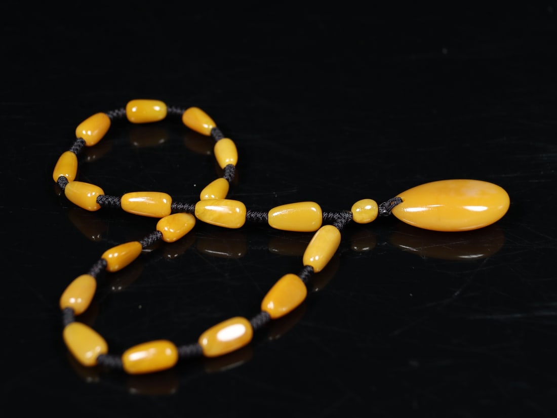 An Exquisite Tianhuang Stone Bracelets: An Exquisite Tianhuang Stone Bracelets,Qing Dynasty, China,Weight:30.6g 田黄石手链,中国清代