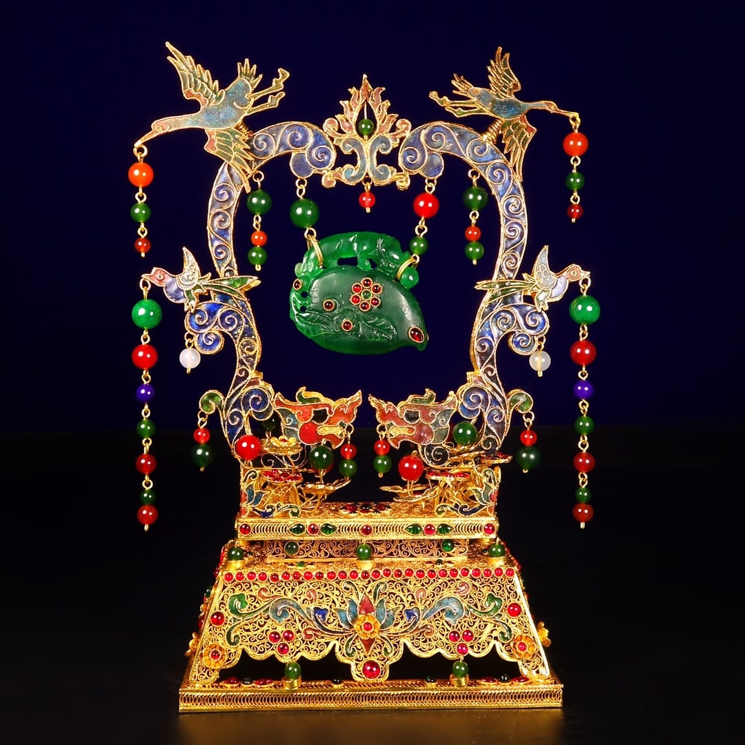 An Exquisite Cloisonné Inlaid Jadeite Ornament (1 of 9)