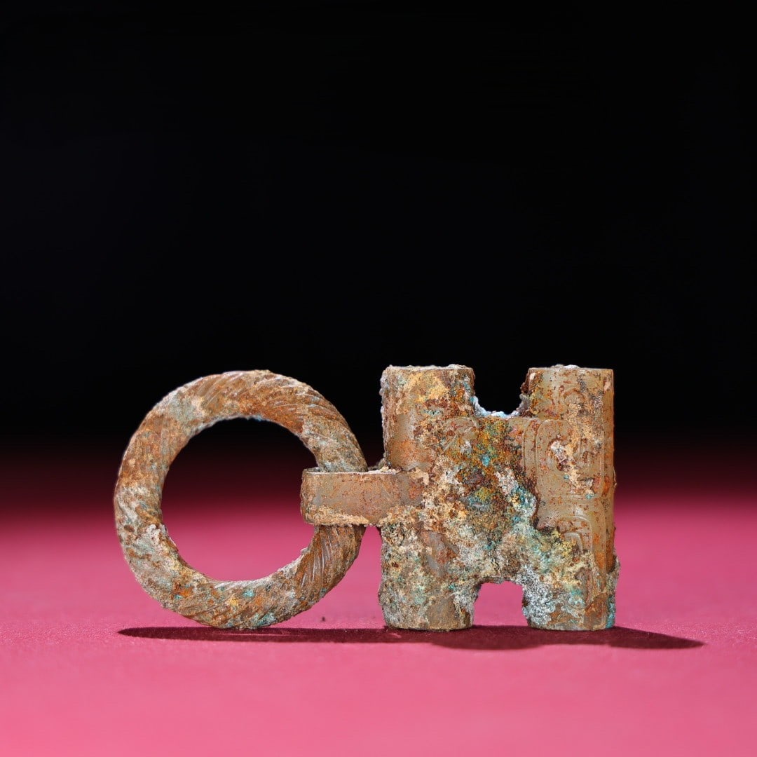 An Exquisite Hotan Jade Beast-Face Pattern Ornament: An Exquisite Hotan Jade Beast-Face Pattern Ornament,Han Dynasty, China,Size:3.6inx1.8inx0.6in,Weight:66g 和田玉饕餮纹配饰,中国汉ߣ