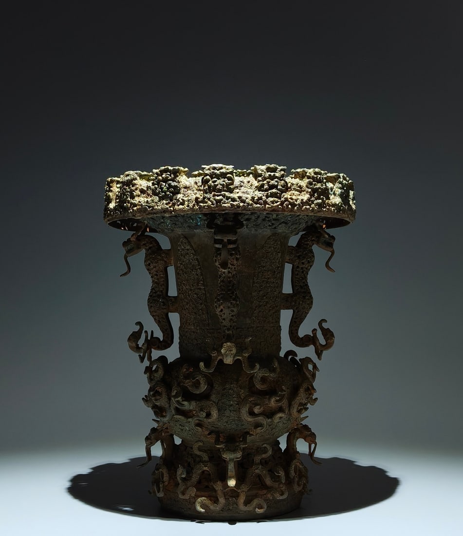 An Exquisite Bronze Dragon Pattern Vase: An Exquisite Bronze Dragon Pattern Vase,Han Dynasty, China,Size:12.6inx9.8in 青铜龙纹瓶,中国汉代