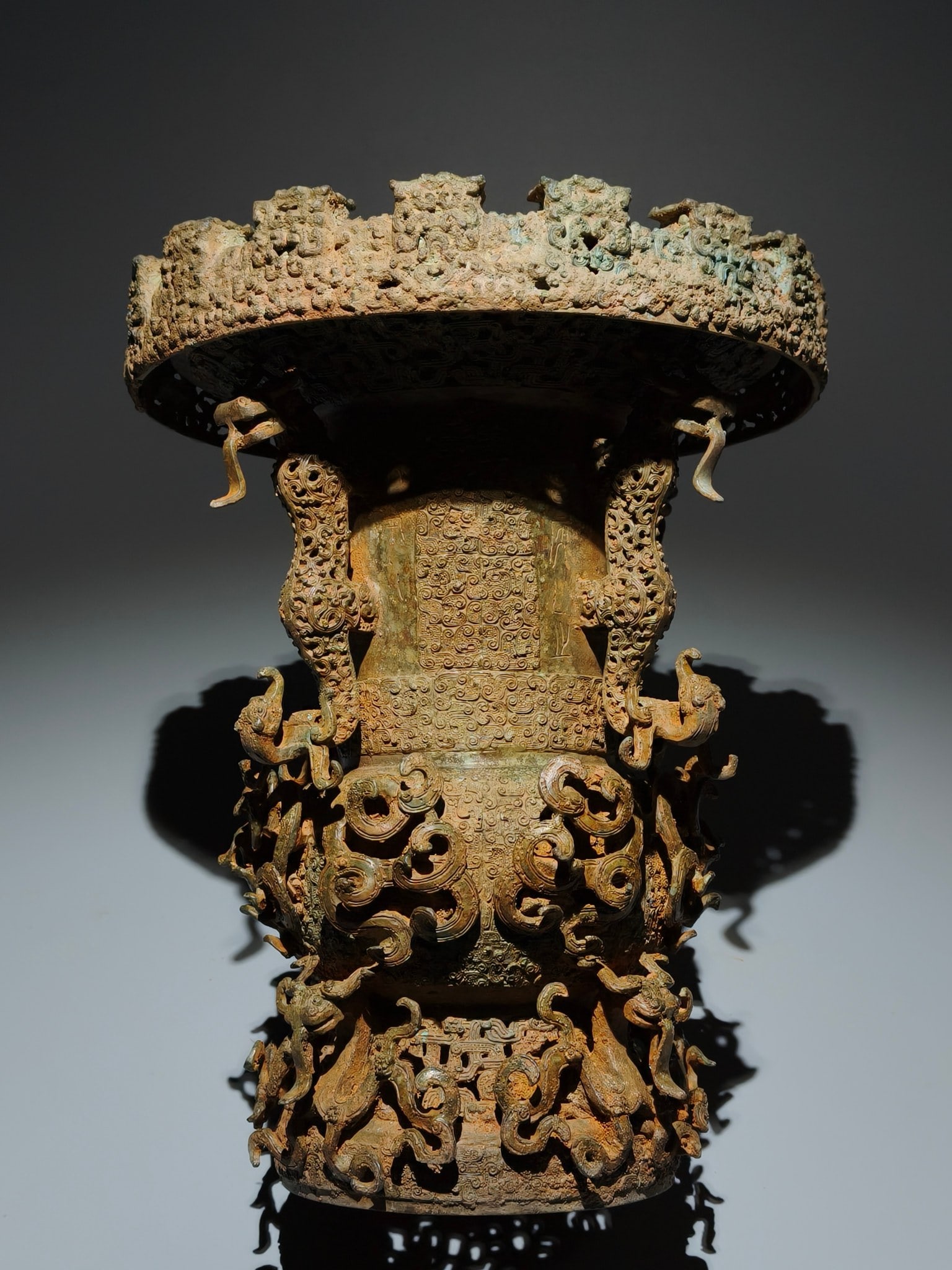 An Exquisite Bronze Dragon Pattern Vase - 4