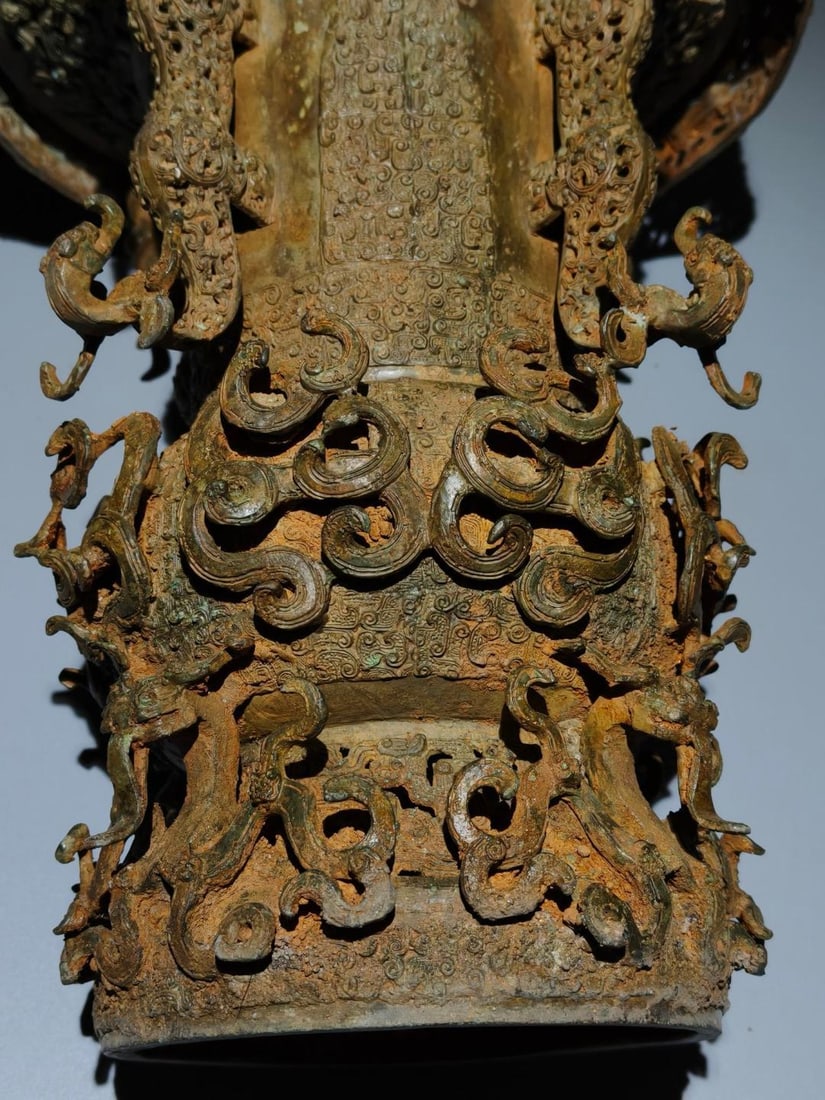 An Exquisite Bronze Dragon Pattern Vase - 7