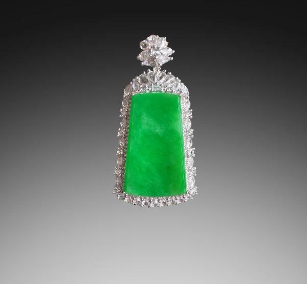 An Exquisite Diamond Inlaid Jadeite Pendant: An Exquisite Diamond Inlaid Jadeite Pendant,Size:1.5inx0.8inx0.4in,0.9inx0.6inx0.1in 钻石镶阳绿无事牌