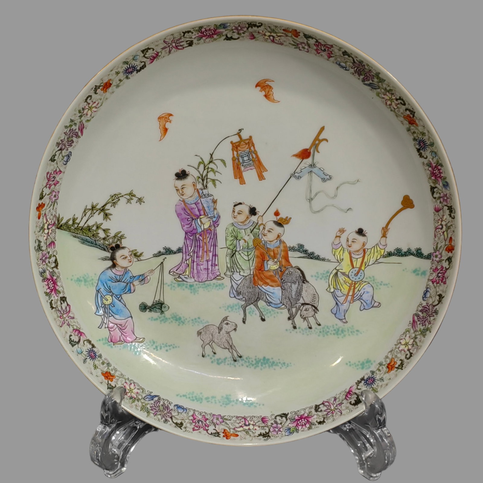 An Exquisite Famille-Rose Figures Pattern Plate: An Exquisite Famille-Rose Figures Pattern Plate,Qing Dynasty, China,With Mark,Size:8.3in 粉彩人物纹盘,中国清代,带款