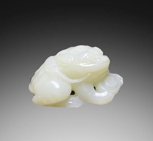 An Exquisite Hotan Jade Tripod Golden Toad Handheld Carving: An Exquisite Hotan Jade Tripod Golden Toad Handheld Carving,Qing Dynasty, China,Size:2.8inx1.5inx2.1in,Weight:192g