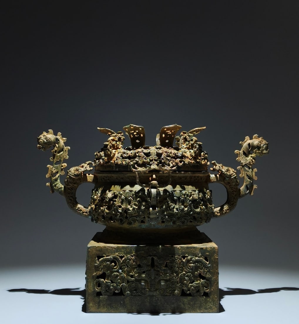 An Exquisite Bronze Beast-Face Pattern Dragon-Ears Censer: An Exquisite Bronze Beast-Face Pattern Dragon-Ears Censer,Han Dynasty, China,Size:9.8inx13.8inx6.9in 青铜兽面纹龙耳炉,中国汉代
