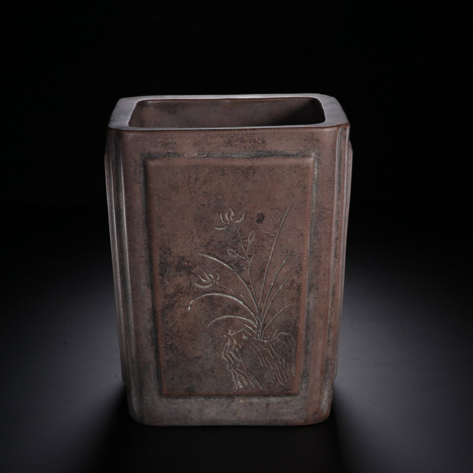 An Exquisite Purple Sands Flower Pattern Brush Pot: An Exquisite Purple Sands Flower Pattern Brush Pot,Qing Dynasty, China,With Mark,Size:6.3inx4.9in ,Weight:1340g
