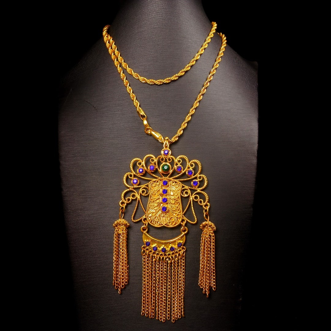 An Exquisite Cloisonné Inlaid Gems Necklace: An Exquisite Cloisonné Inlaid Gems Necklace,Qing Dynasty, China,Size:19.3inx2.4in ,Weight:73g 掐丝嵌宝石项链,中国清代