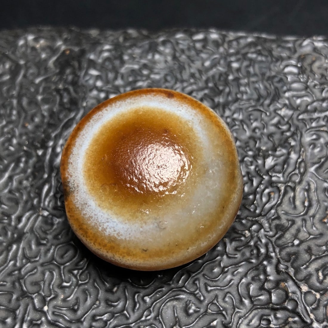 An Exquisite Agate Eye Flat Dzi bead: An Exquisite Agate Eye Flat Dzi bead,Qing Dynasty, China,Size:1.2inx0.8in,Weight:22.7g 玛瑙天眼板珠,中国清代