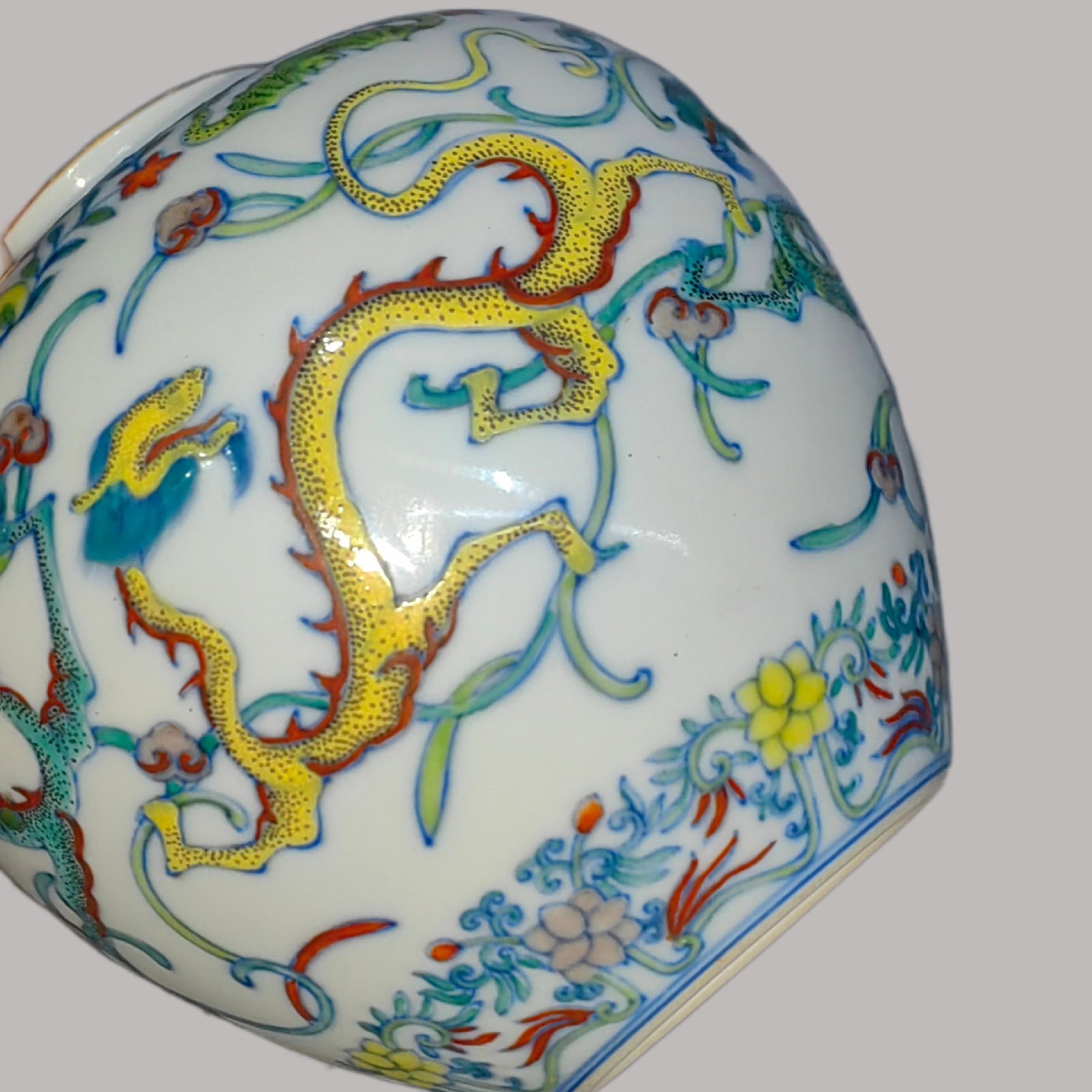 An Exquisite Wucai Dragon Pattern Jar - 8