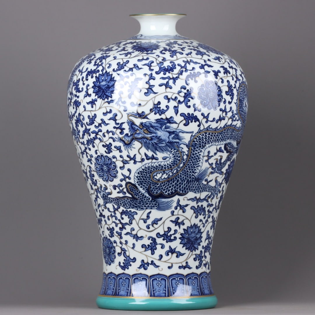 An Exquisite Blue and White Gilt Dragon Pattern Vase: An Exquisite Blue and White Gilt Dragon Pattern Vase,Qing Dynasty, China,Qianlong Six-character Mark,Size:21.7inx13in
