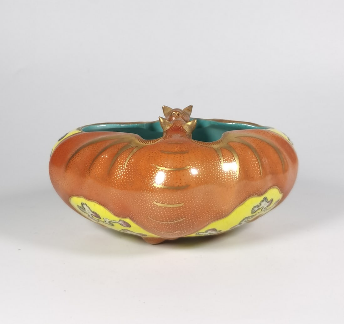 An Exquisite Famille-Rose Painted Gold Bats Pattern Brush Washer: An Exquisite Famille-Rose Painted Gold Bats Pattern Brush Washer,Qing Dynasty, China,Qianlong Four-character Mark,Size:2.4inx4.7in
