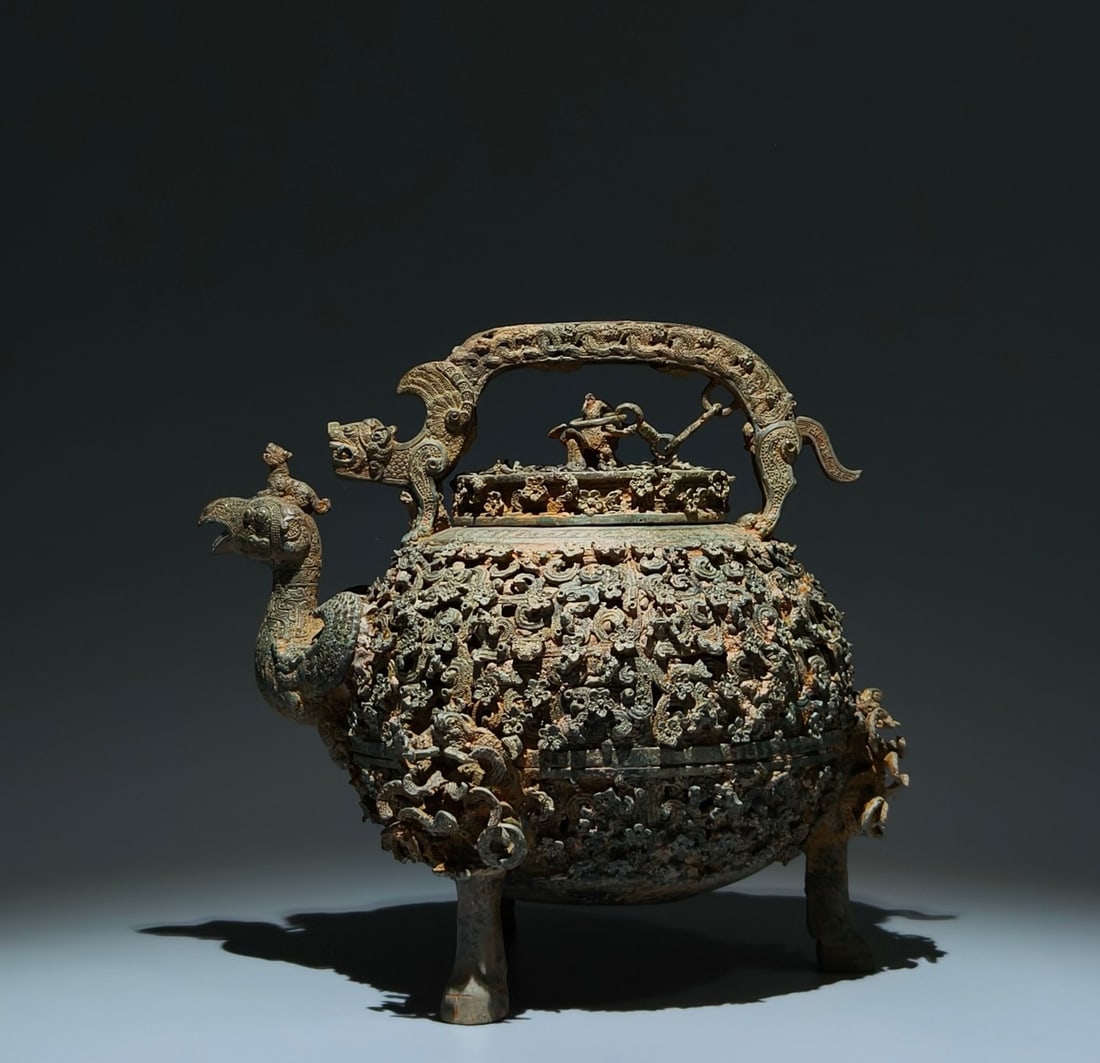 An Exquisite Bronze Bird beak Dragon head Jar: An Exquisite Bronze Bird beak Dragon head Jar,Han Dynasty, China,Size:11inx11.8inx9.1in 青铜鸟嘴龙首罐,中国汉代