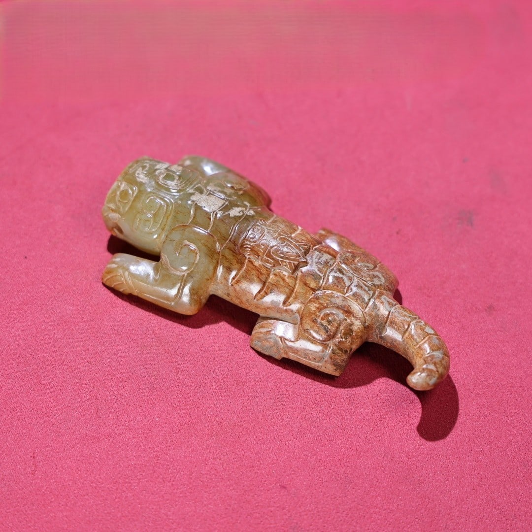 An Exquisite Hotan Jade Tiger Handheld Carving: An Exquisite Hotan Jade Tiger Handheld Carving,Han Dynasty, China,Size:4.1inx1.9inx0.7in,Weight:116g 和田玉虎手把件,中国汉代