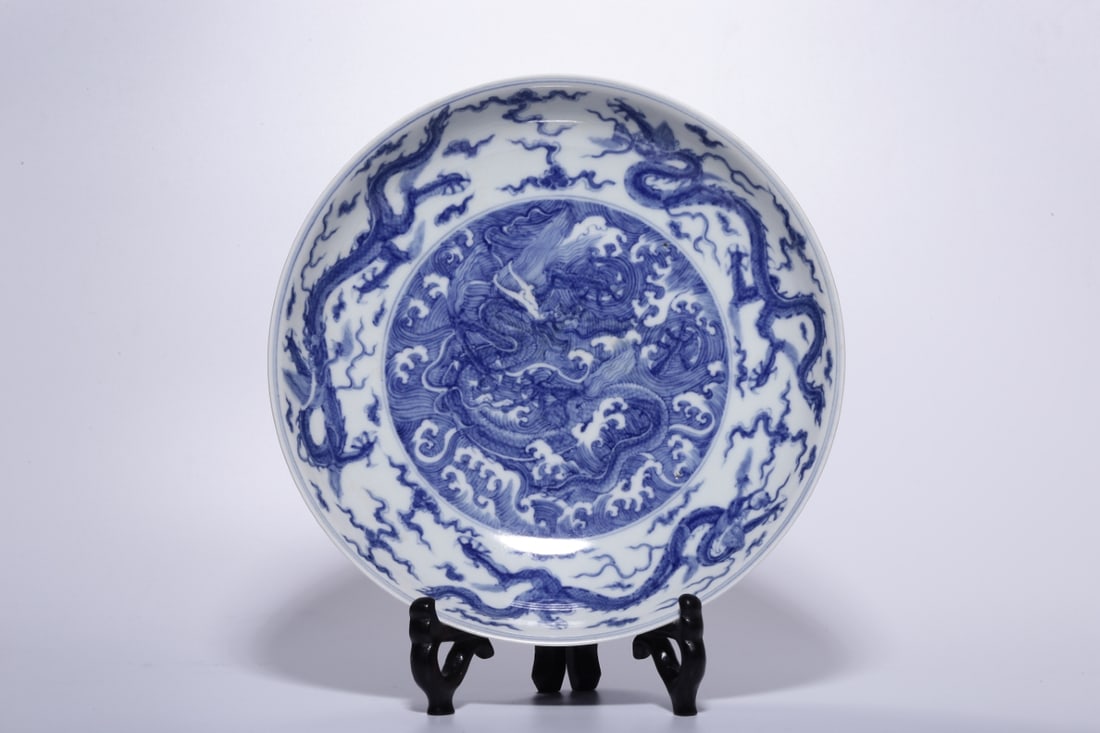 An Exquisite Blue and White Seawater Dragon Pattern Plate: An Exquisite Blue and White Seawater Dragon Pattern Plate,Ming Dynasty, China,Chenghua Six-character Mark,Size:2inx9.3in,Weight:510g 青花海水龙纹盘,中&#