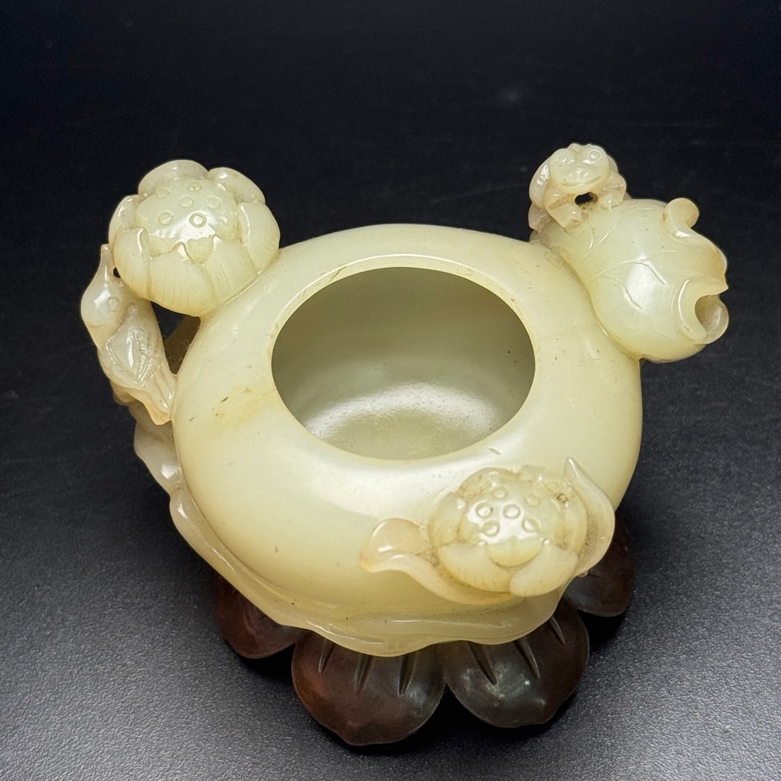 An Exquisite Hotan Jade Water Pot: An Exquisite Hotan Jade Water Pot,Qing Dynasty, China,Size:3.3inx3inx1.7in,Weight:131g 和田玉水洗,中国清代