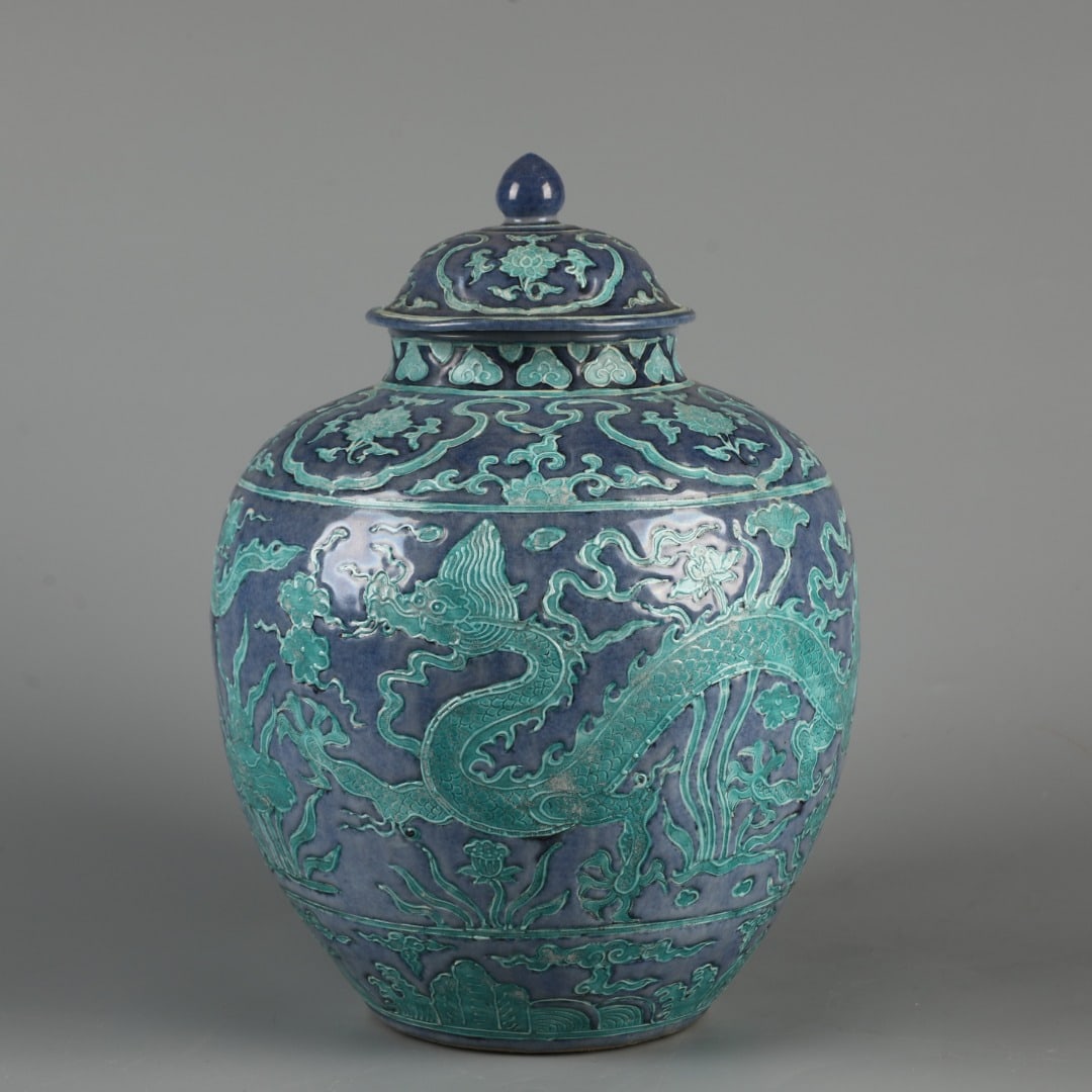 An Exquisite Blue Ground Green Color Dragon Pattern Jar: An Exquisite Blue Ground Green Color Dragon Pattern Jar,Ming Dynasty, China,Longqing Six-character Mark,Size:13.2inx8.7in