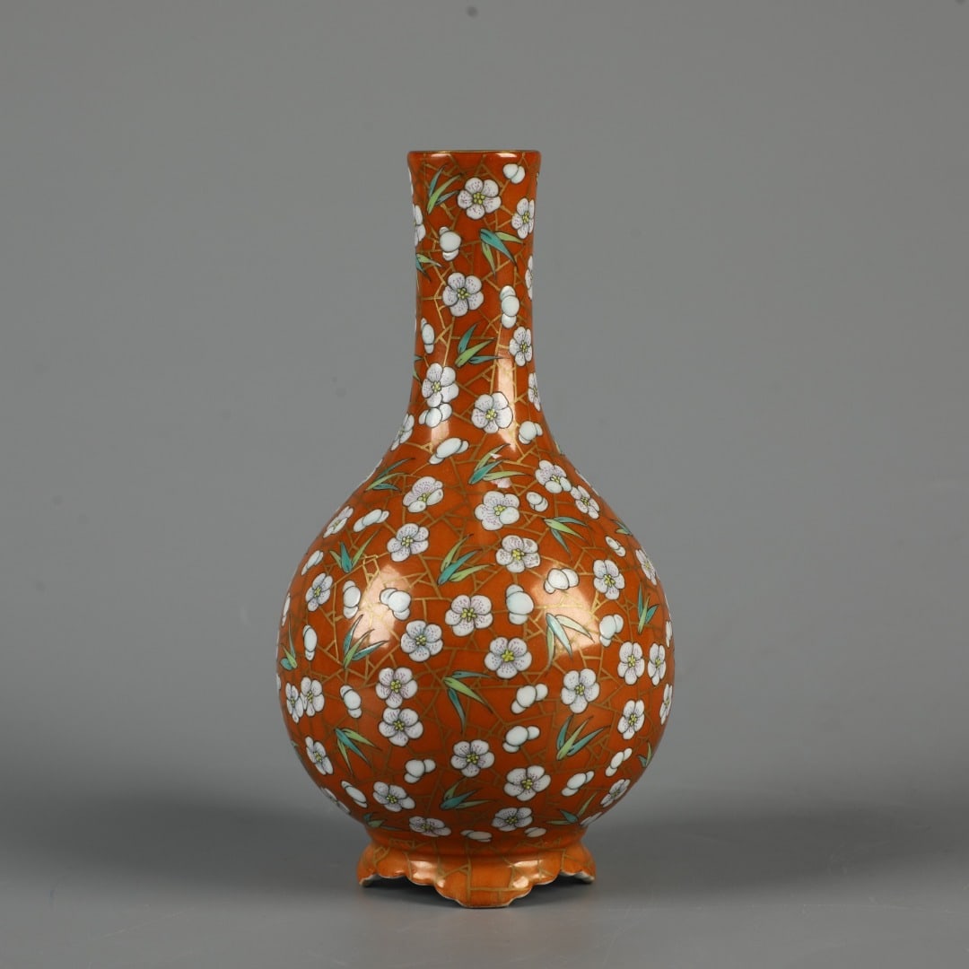 An Exquisite Iron-Red Flower Pattern Vase: An Exquisite Iron-Red Flower Pattern Vase,Qing Dynasty, China,Qianlong Six-character Mark,Size:7.9inx3.9in