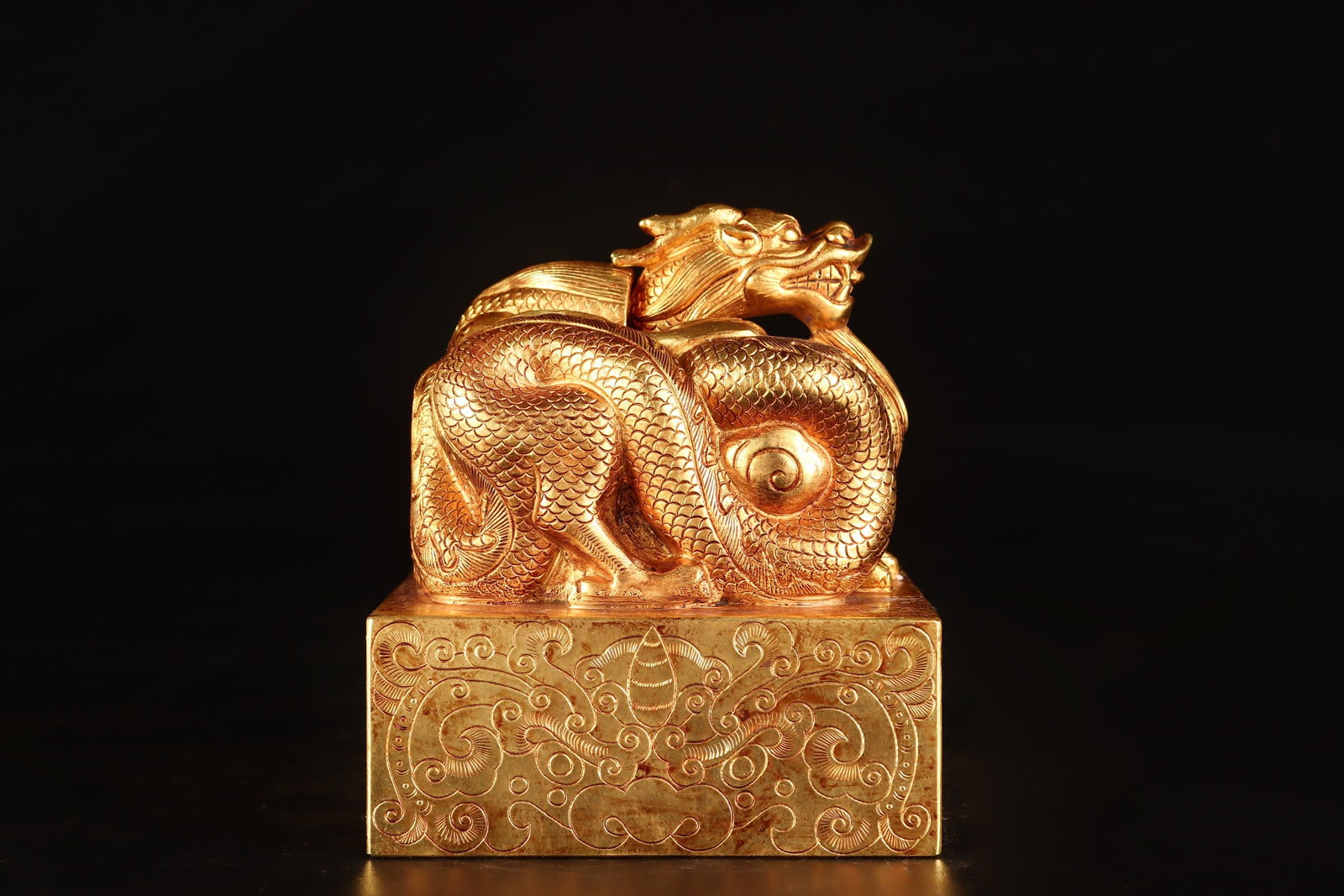An Exquisite Gilt Bronze Dragon Seal: An Exquisite Gilt Bronze Dragon Seal,Qing Dynasty,China,Size:4.4inx4.4inx5.3in,Weight:7766g 铜鎏金龙印章,中国清代
