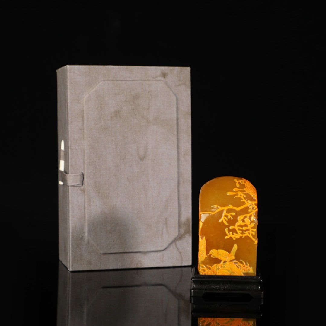 An Exquisite Shoushan Stone Flower and Bird Pattern Seal: An Exquisite Shoushan Stone Flower and Bird Pattern Seal,Modern Period of China,With Mark,Size:2.8inx1.6in ,Weight:200g 寿山石花鸟纹印章,近现