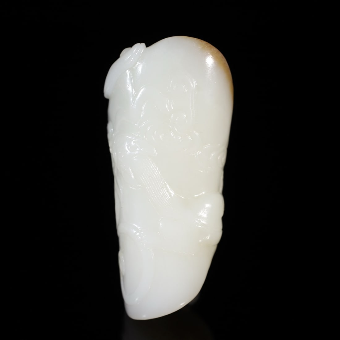 An Exquisite Hotan Jade Dragon Ornament: An Exquisite Hotan Jade Dragon Ornament,Qing Dynasty, China,Size:3.6inx1.7inx1.7in,Weight:213g 和田玉龙饰品,中国清代