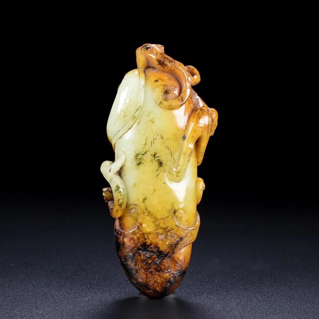 An Exquisite Hotan Jade Dragon Pendant: An Exquisite Hotan Jade Dragon Pendant,Han Dynasty, China,Size:3.9inx1.7inx1in,Weight:130.1g 和田玉龙吊坠,中国汉代