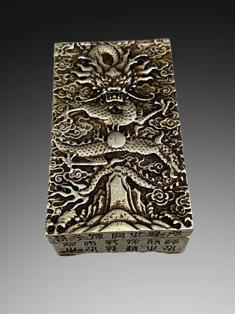 A Set of Exquisite Silver Gilded Copper Dragon Seal With a Box: A Set of Exquisite Silver Gilded Copper Dragon Seal With a Box,Qing Dynasty, China,Qianlong Four-character Mark,Size:3.9in,Weight:1007.6g 一套铜鎏银龙印౉