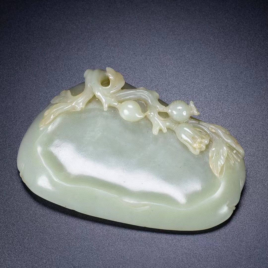 An Exquisite Hotan Jade Inkstone: An Exquisite Hotan Jade Inkstone,Qing Dynasty, China,Size:4.4inx2.8inx1in,Weight:233g 和田玉砚台,中国清代