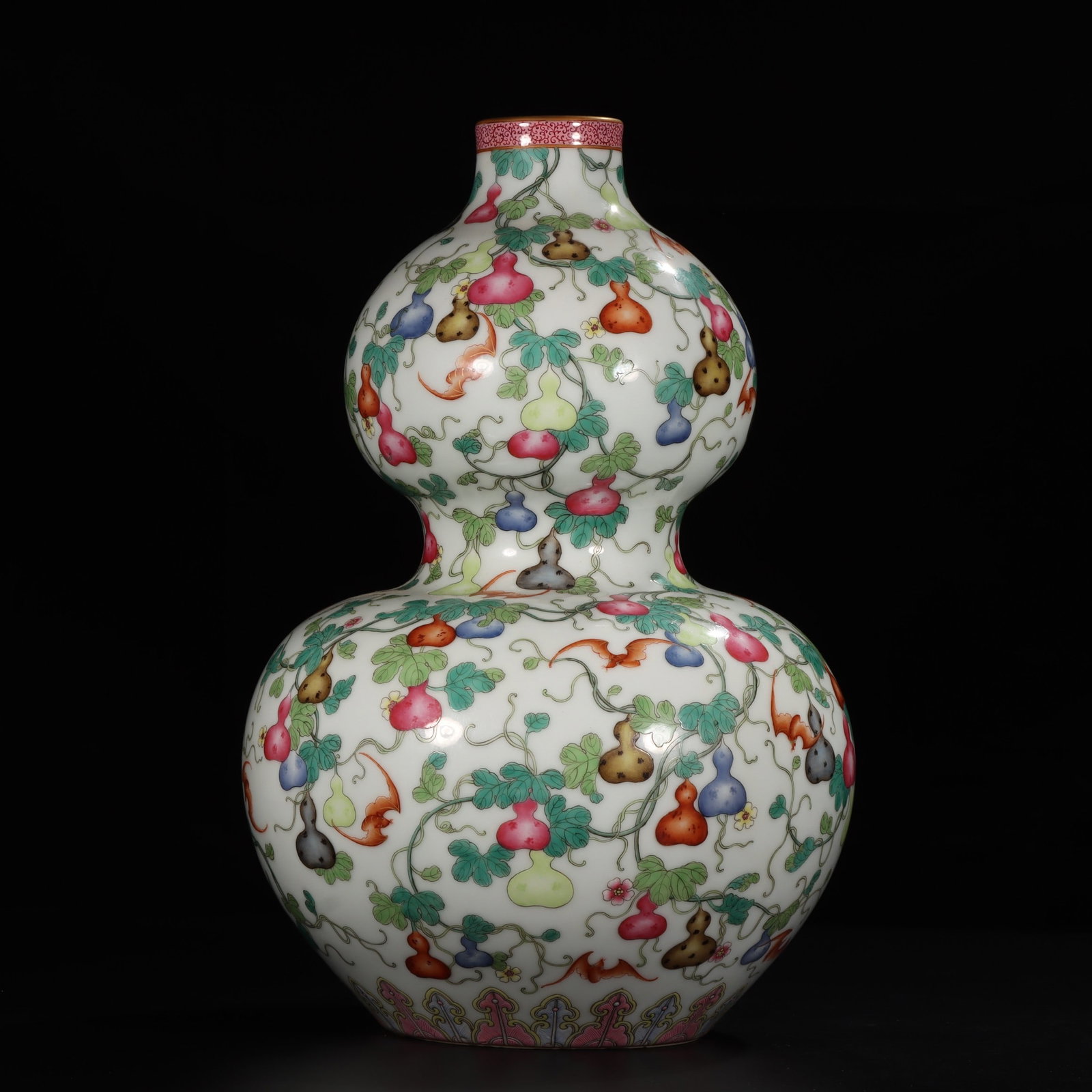 An Exquisite Famille-Rose Painted Gold Gourd Vase: An Exquisite Famille-Rose Painted Gold Gourd Vase,Qing Dynasty, China,Qianlong Six-character Mark,Size:15.3inx2.5inx5.3in 粉彩描金葫芦瓶,中国ę