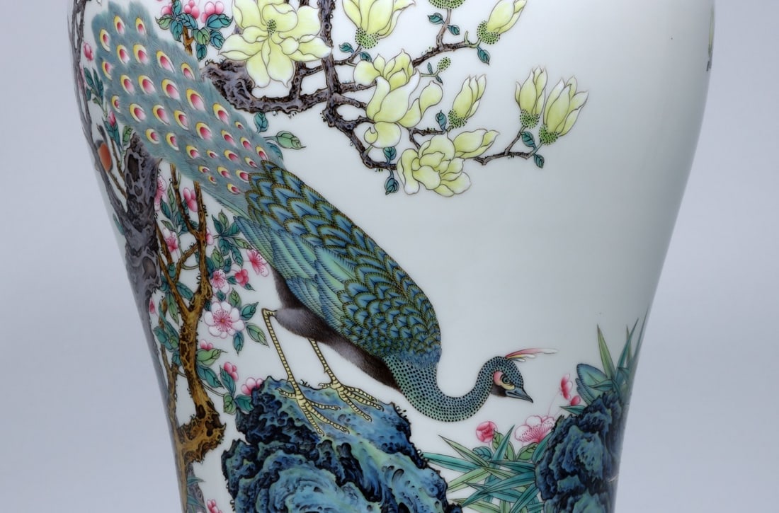 An Exquisite Enamel Peacock Pattern Vase - 10