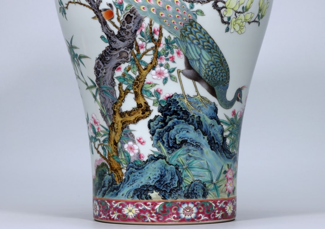 An Exquisite Enamel Peacock Pattern Vase - 4