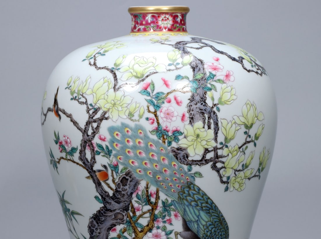 An Exquisite Enamel Peacock Pattern Vase - 5