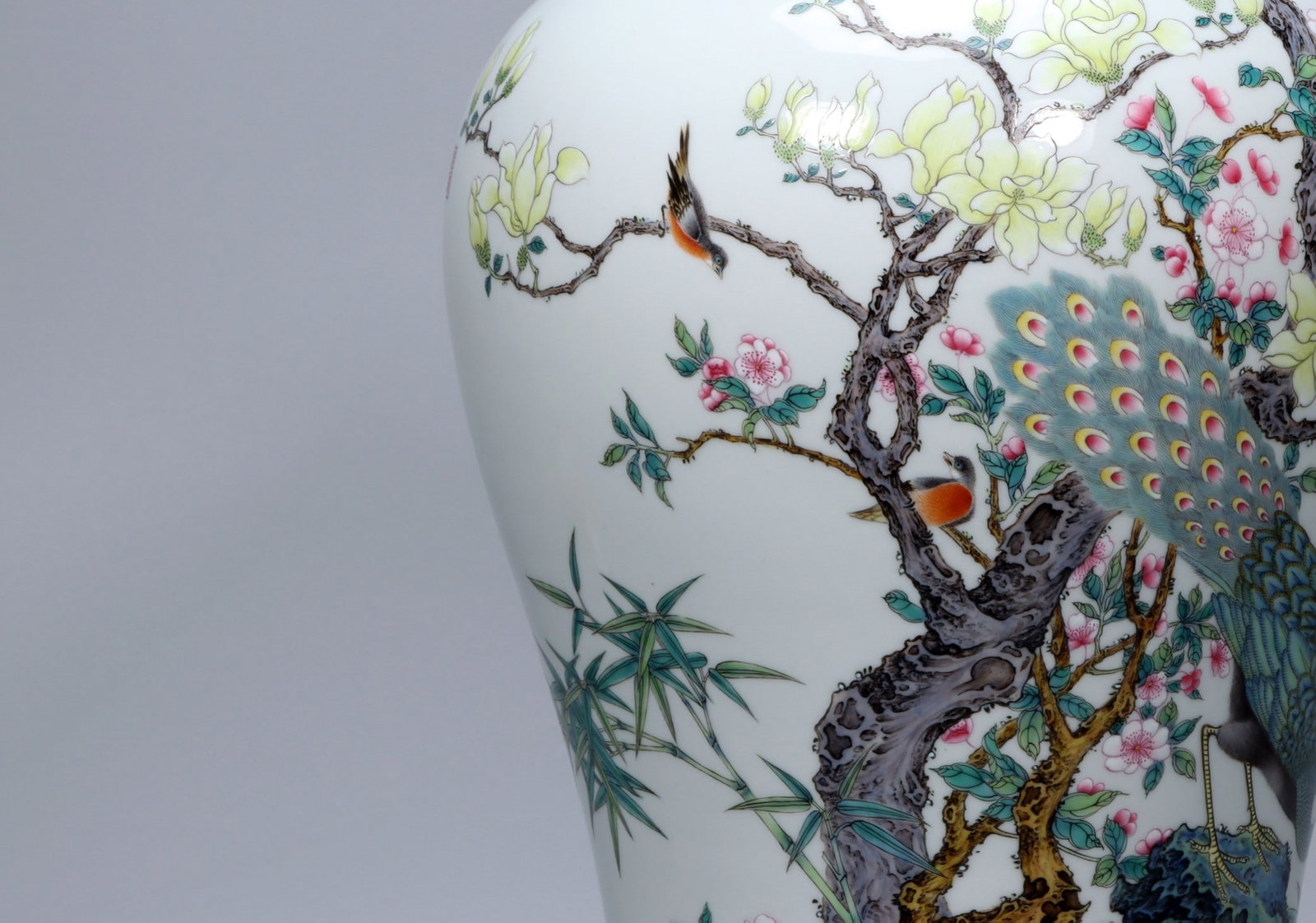 An Exquisite Enamel Peacock Pattern Vase - 6