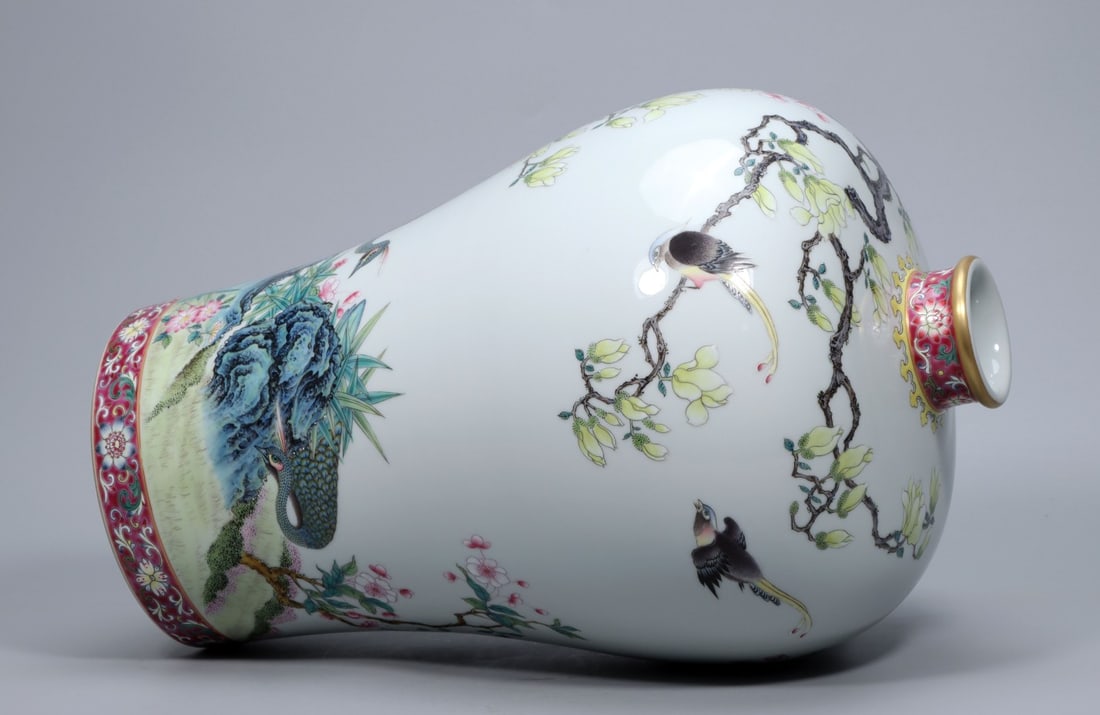 An Exquisite Enamel Peacock Pattern Vase - 7