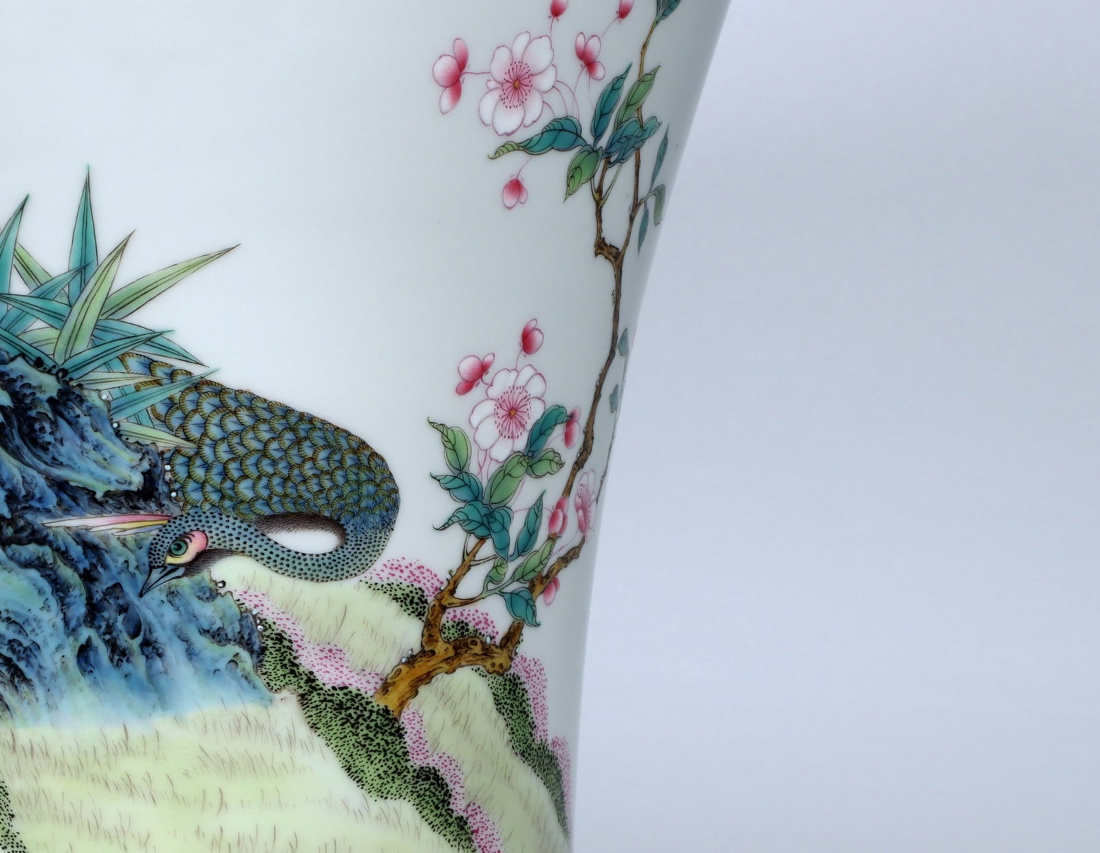 An Exquisite Enamel Peacock Pattern Vase - 8