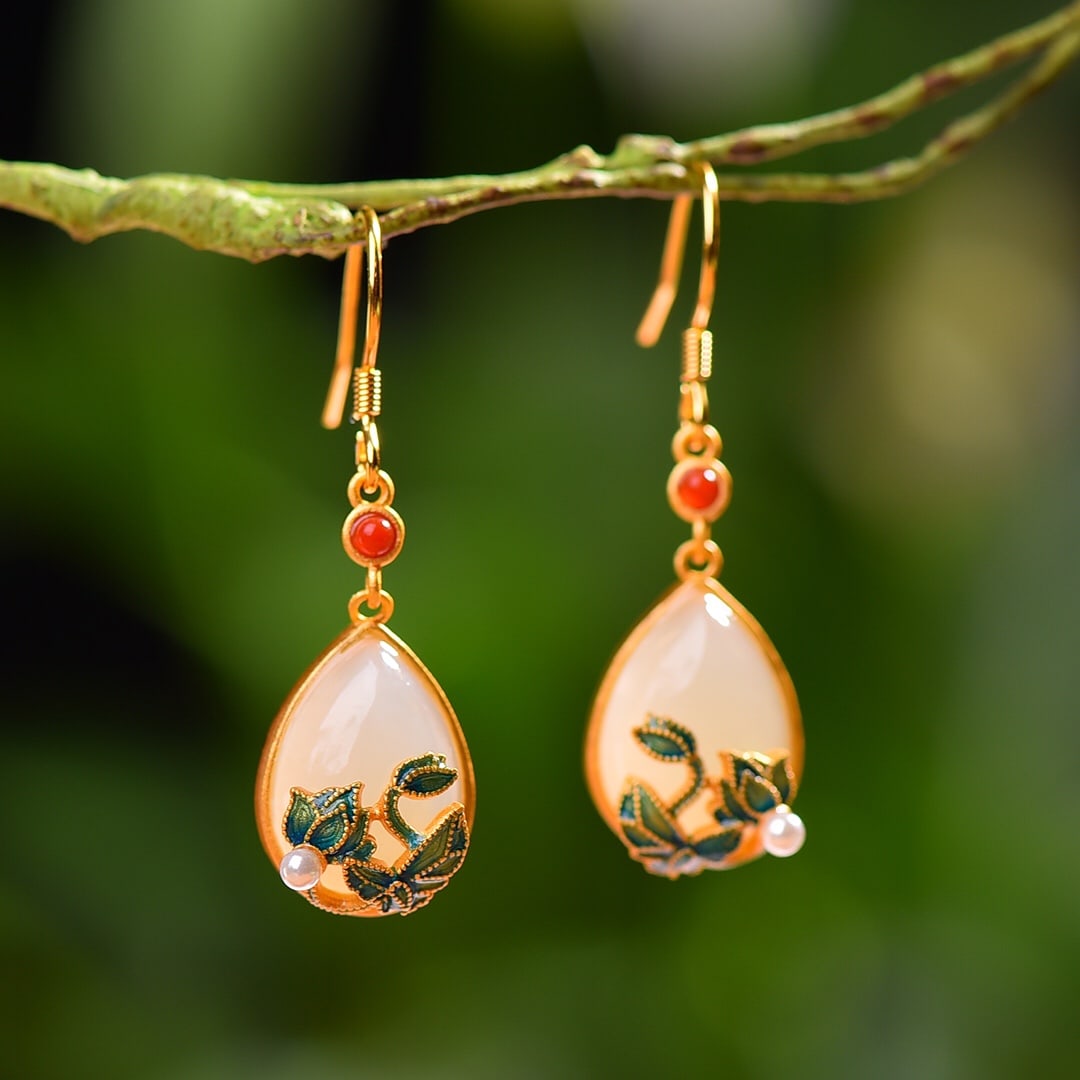 A Exquisite Silver Inlaid Hotan Jade Drop Earrings: A Exquisite Silver Inlaid Hotan Jade Drop Earrings,Size:0.4inx0.6in 银镶和田玉水滴耳钉