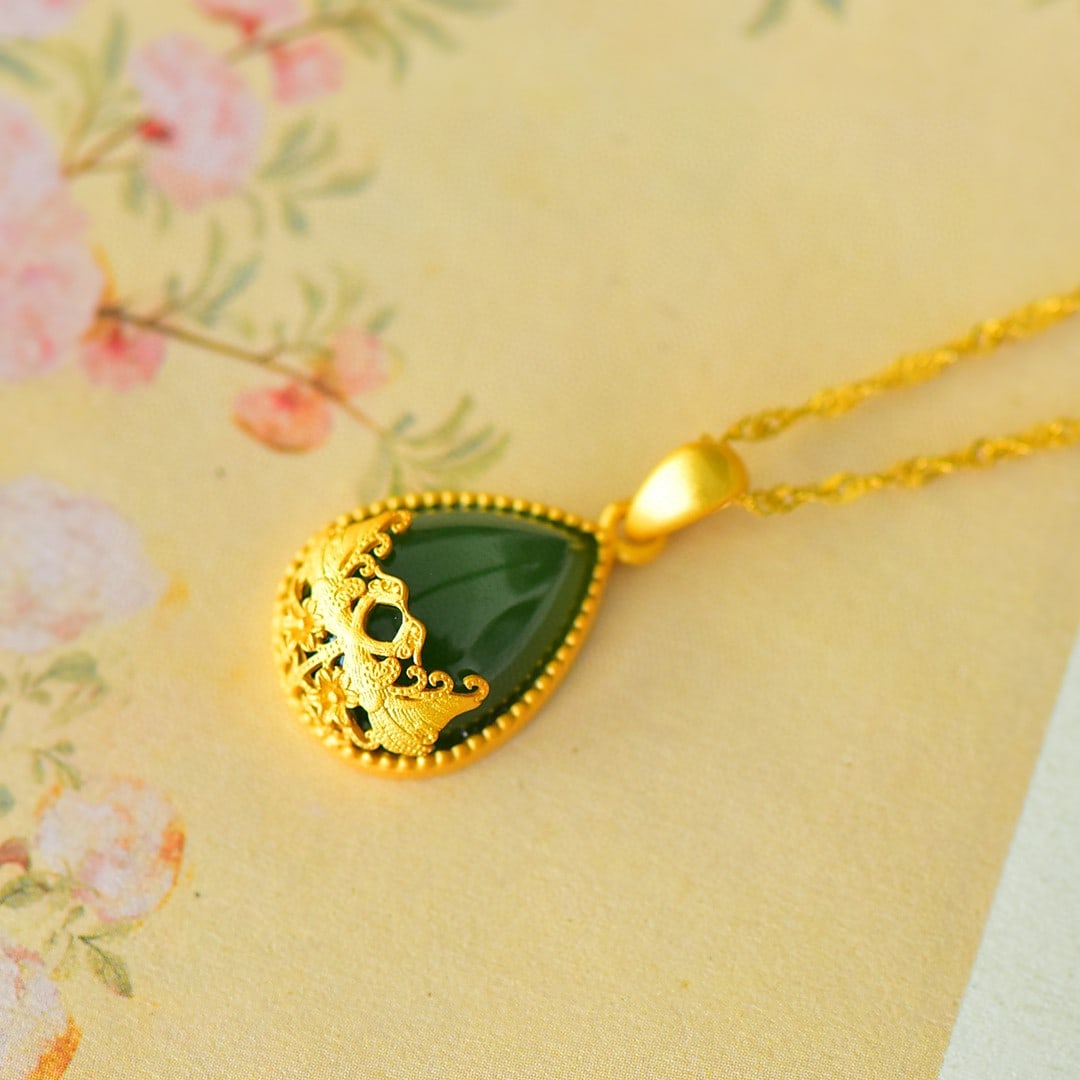 A Exquisite Silver Inlaid Hotan Jasper Drop Pendant: A Exquisite Silver Inlaid Hotan Jasper Drop Pendant,Size:0.3inx0.5in 银镶嵌和田碧玉水滴吊坠